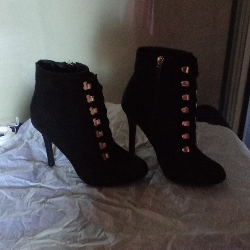 Ladies Anne Michelle black booties size 5 and 1/2